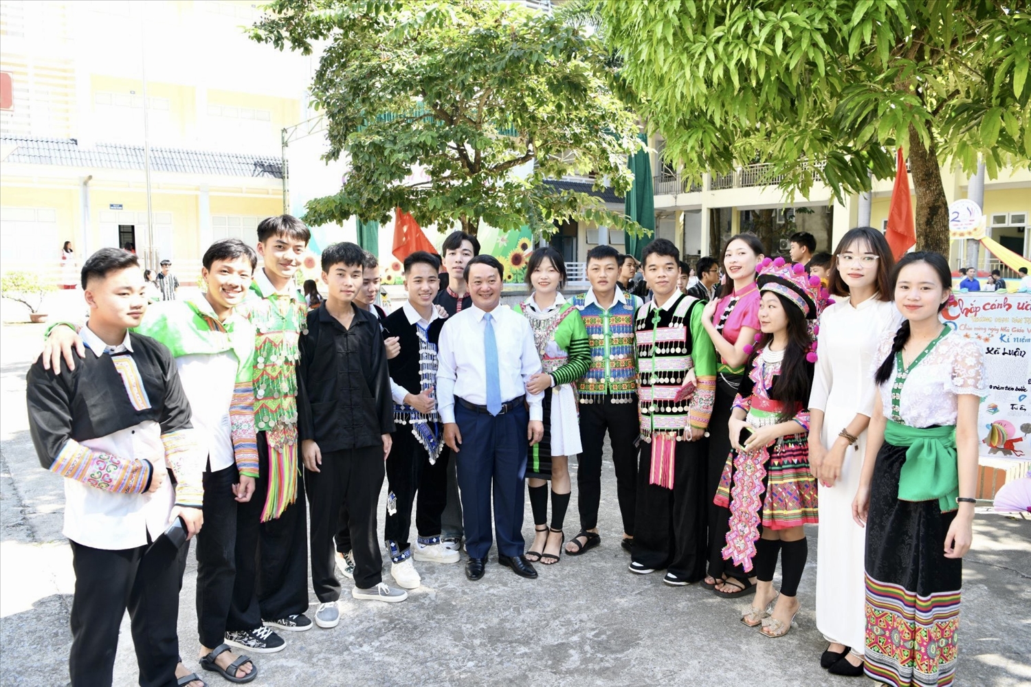Bộ trưởng, Chủ nhiệm Uỷ ban Dân tộc Hầu A Lềnh và các em học sinh trường Dự bị Đại học Dân tộc Sầm Sơn 
