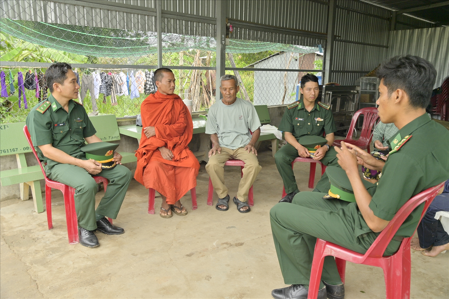 Trung tá Danh Tâm, Chính trị viên ĐBP Phú Mỹ ( BĐBP Kiên Giang) đến thăm và trao đổi với đồng bào trong phum sóc thường xuyên bằng tiếng Khmer