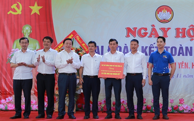 Phó Thủ tướng Trần Hồng Hà trao tặng 10 căn nhà đại đoàn kết cho các gia đình khó khăn ở xã Khánh Vĩnh Yên - Ảnh: VGP/Minh Khôi