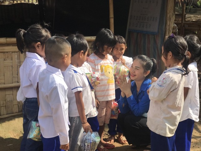 Lô Thị Đài Trang trao quà cho các em nhỏ điểm trường Tiểu học ở bản Yên Hương