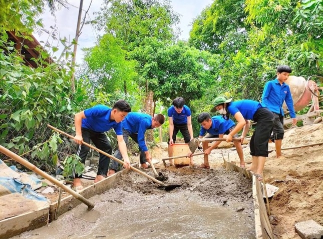 Đoàn Thanh niên xã Yên Hòa, huyện Tương Dương, Nghệ An hỗ trợ người dân làm đường nông thôn mới 