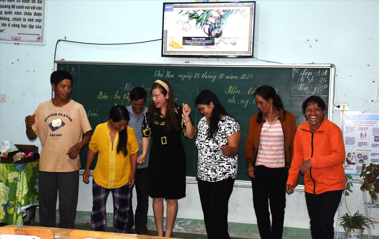 Thầy cô tổ chức những hoạt động văn hóa, văn nghệ cho học viên lớp xóa mù chữ trong giờ giải giao