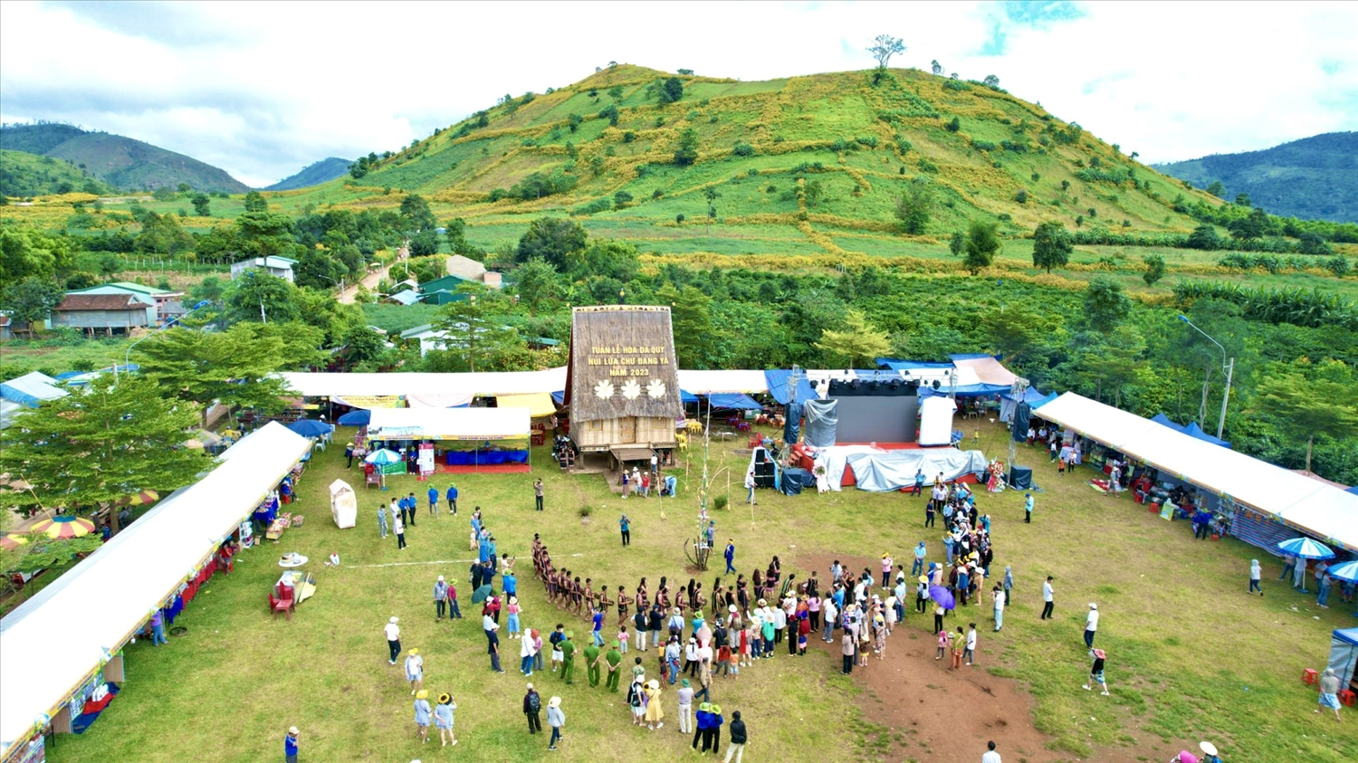 Lễ hội hoa dã quỳ - núi lửa Chư Đang Ya năm 2023 được tổ chức dưới chân núi lửa Chư Đang Ya, huyện Chư Păh, Gia Lai