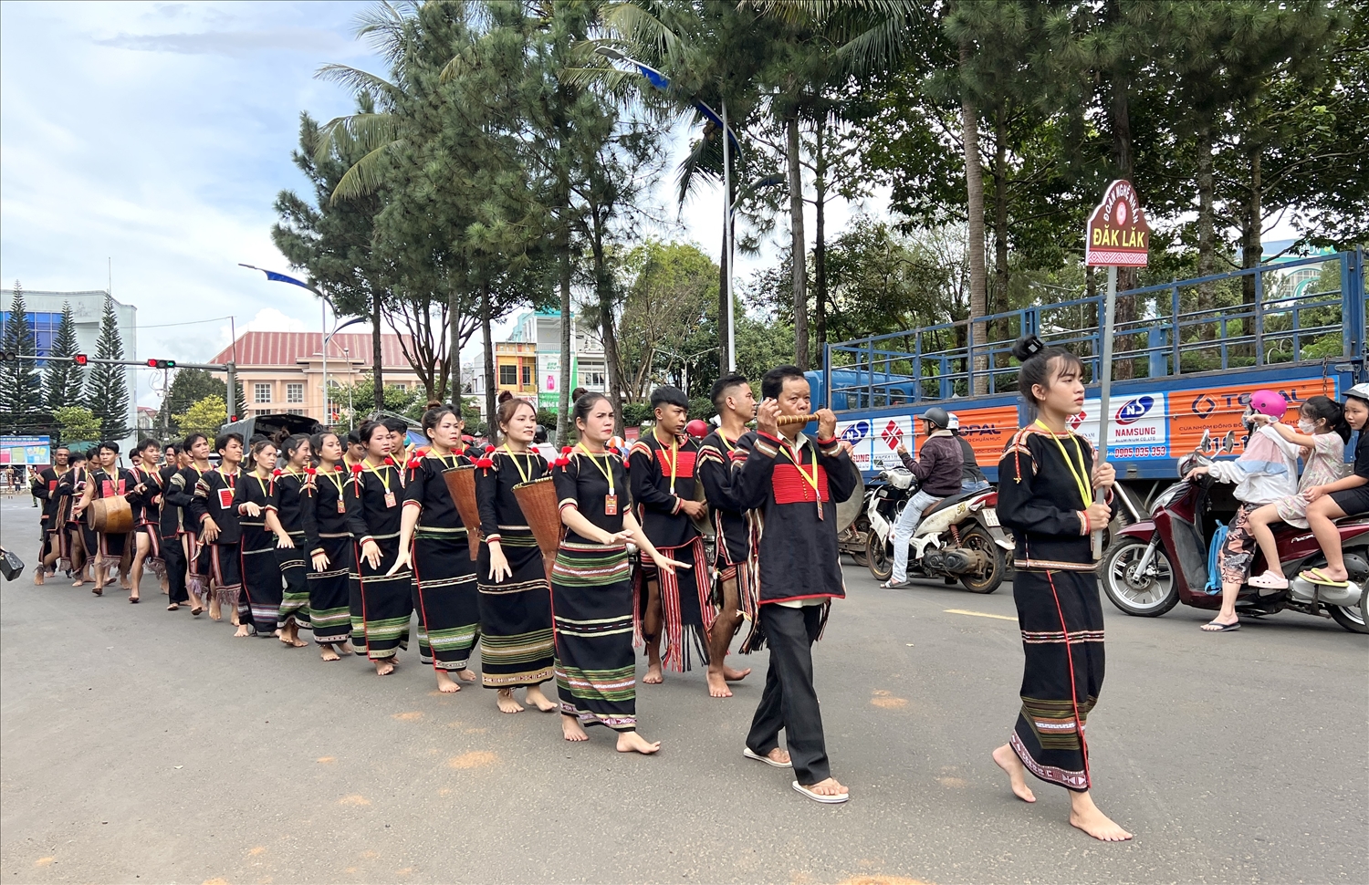 hơn 1.000 nghệ nhân đến từ 5 tỉnh Tây Nguyên tham gia trình diễn lễ hội đường phố đã thu hút đông đảo người dân, du khách tới chiêm ngưỡng