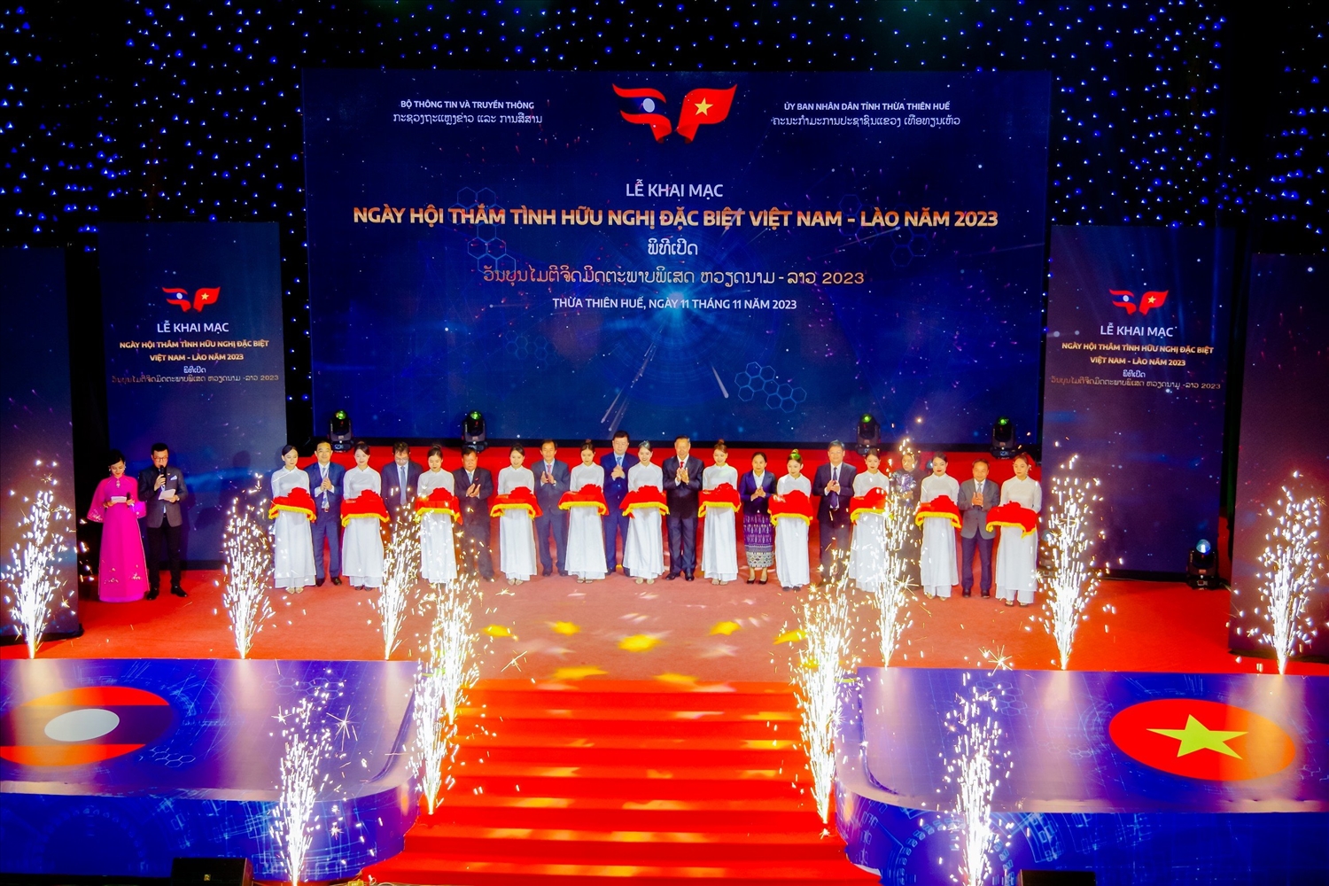 Các đại biểu cắt băng khai mạc Chương trình “Ngày hội thắm tình hữu nghị đặc biệt Việt Nam - Lào năm 2023” 