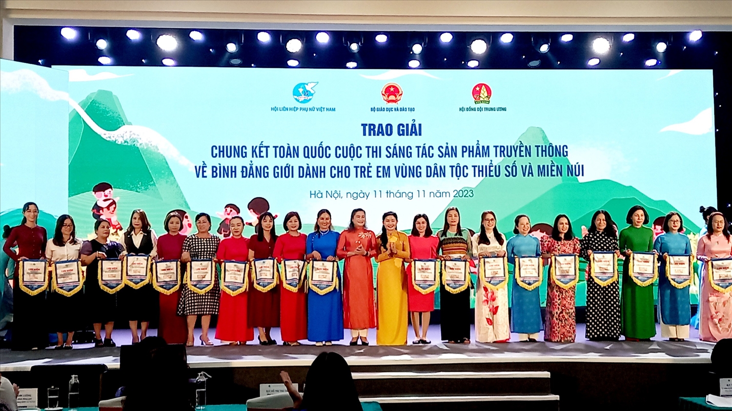 Lãnh đạo Hội Liên hiệp phụ nữ Việt Nam trao cờ cho Hội phụ nữ các tỉnh có nhiều tác phẩm tham dự cuộc thi