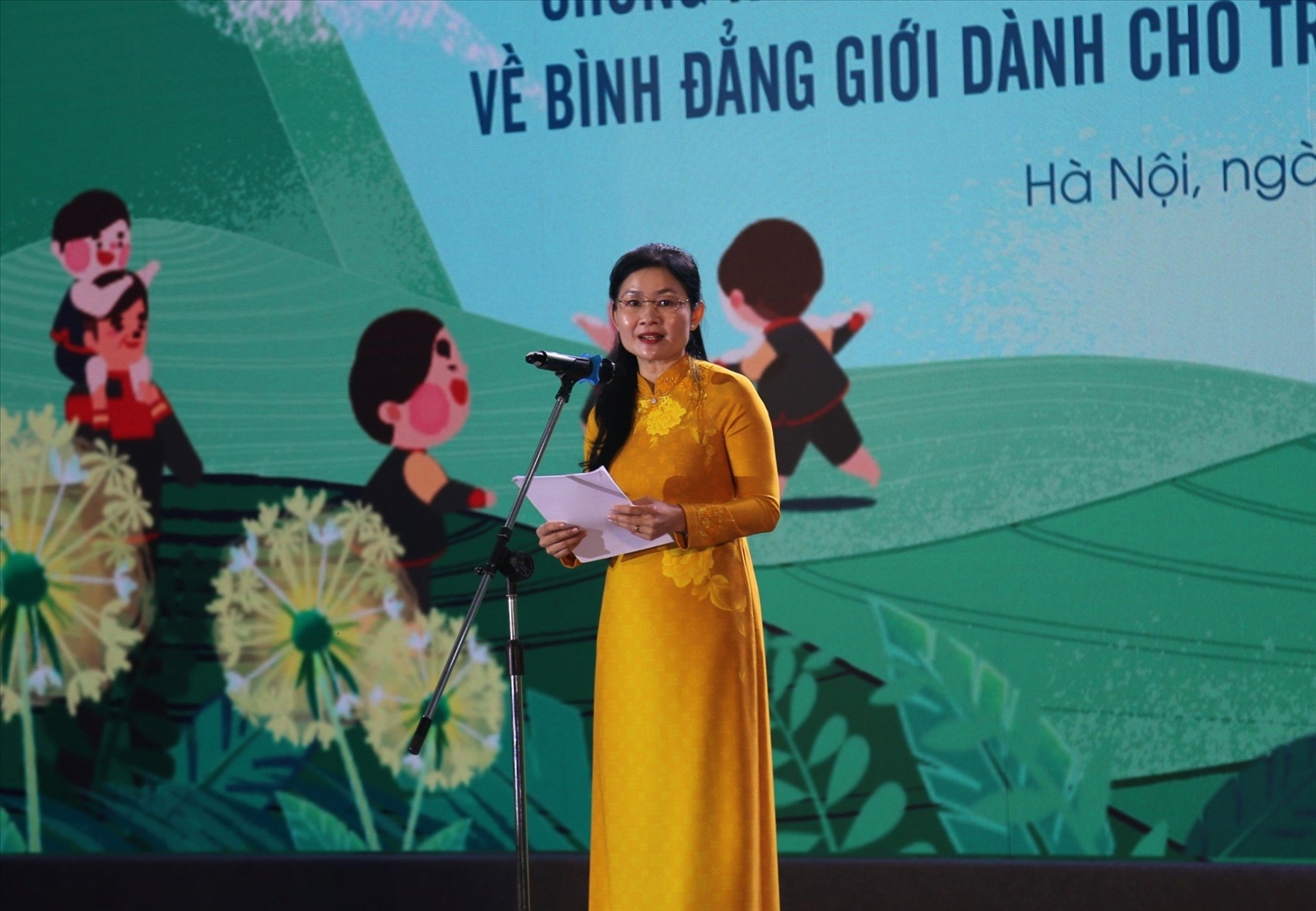 Bà Tôn Ngọc Hạnh, Phó Chủ tịch Hội Liên hiệp Phụ nữ Việt Nam phát biểu tại Lễ trao giải