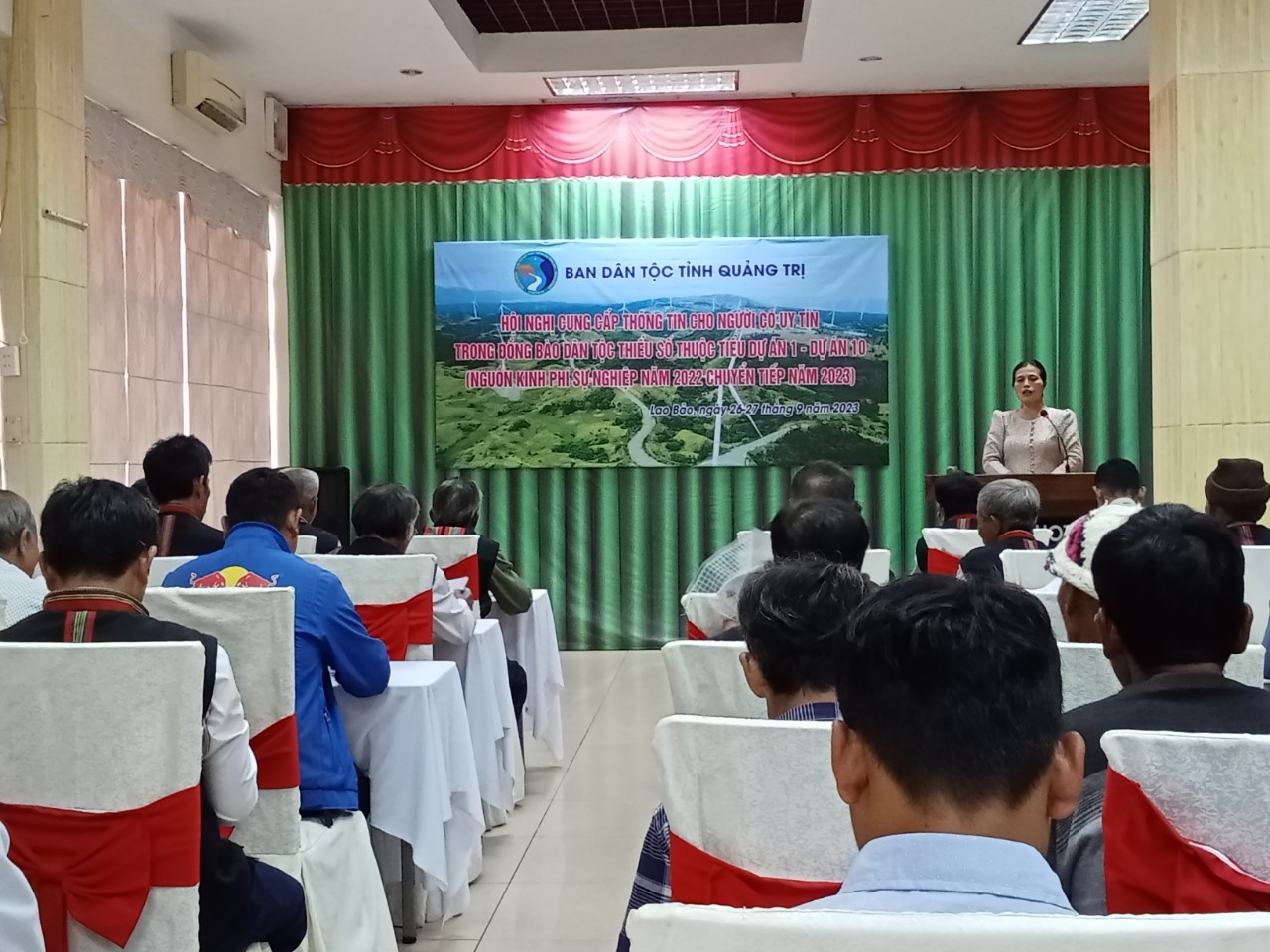 Bà Hồ Thị Minh, Phó Trưởng ban Dân tộc trao đổi với các đại biểu Người có uy tín về tình hình vùng đồng bào DTTStỉnh Quảng Trị.