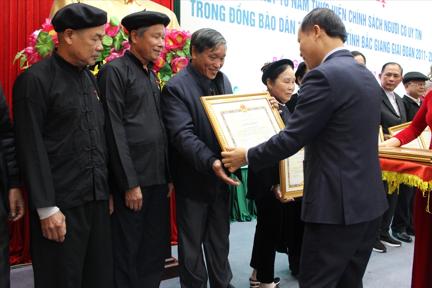 Người có uy tín Nông Minh Hiên được Chủ tịch Ủy ban Nhân dân tỉnh Bắc Giang tặng Bằng khen tại