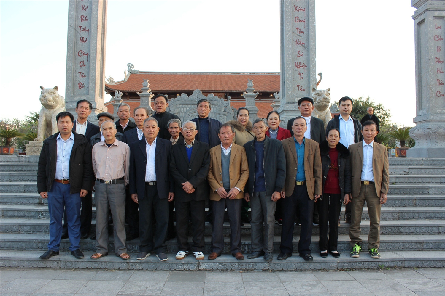 Ông Nông Minh Hiên (đứng giữa hàng thứ 2) cùng Đoàn đại biểu huyện Yên Thế dự Hội nghị tổng kết 10 năm thực hiện chính sách Người có uy tín trong đồng bào dân tộc thiểu số, giai đoạn 2011-2022
