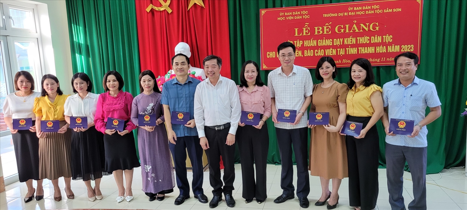 (Tin -đã BT) Bế giảng lớp tập huấn, giảng dạy kiến thức dân tộc cho giảng viên, báo cáo tại tỉnh Thanh Hóa năm 2023