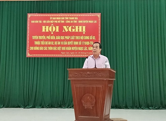 Ông Cầm Bá Tường, Phó Trưởng Ban Dân tộc tỉnh phát biểu tại hội nghị
