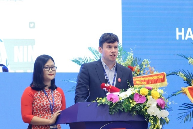 Hà Ánh Phượng, đại biểu Quốc hội Việt Nam Khóa XV và ông Dan Carden, Chủ tịch Diễn đàn Nghị sĩ trẻ IPU, Nghị sĩ Vương quốc Anh trình bày và thông qua Tuyên bố Hội nghị Nghị sĩ trẻ toàn cầu lần thứ 9/ năm 2023 tại Hà Nội