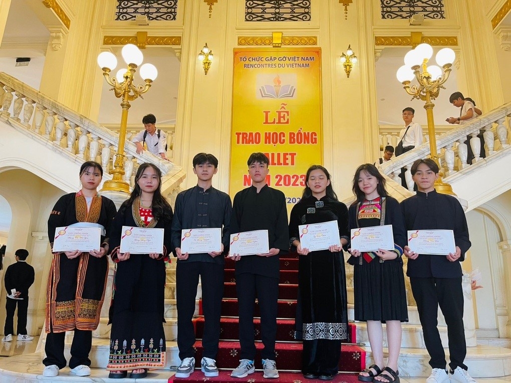 Trong 3 năm học tại Trường PTTH DTNT tỉnh Lạng Sơn, Kiềng Minh Nghĩa đã giành nhiều giải thưởng cấp tỉnh về môn sinh học và nhiều giải thưởng phong trào khác.