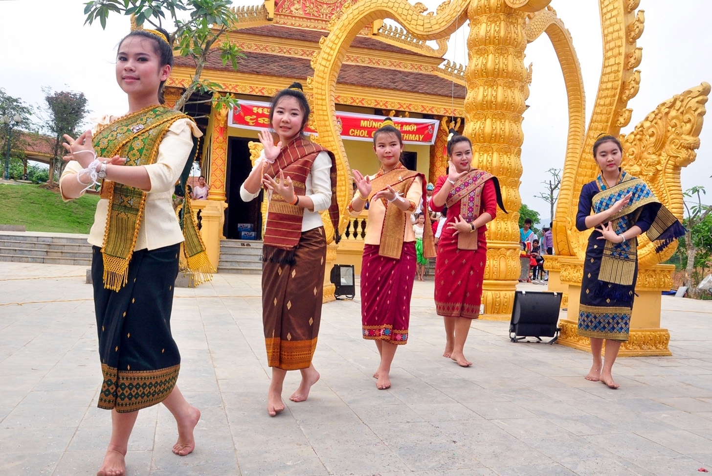 Theo danh mục kèm theo Quyết định số 121-TCTK/PPCĐ thì thống nhất tên gọi dân tộc “Khmer”, còn “Khơ me” là những tên gọi khác. (Ảnh: T.X)