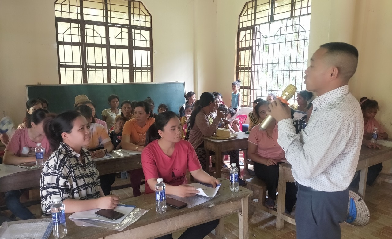 Người dân huyện Đồng Phú, tỉnh Bình Phước được cán bộ y tế huyện phổ biến, tập huấn kiến thức chăm sóc sức khỏe