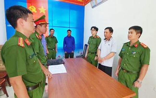 Cơ quan chức năng tống đạt quyết định khởi tố và lệnh tạm giam Nguyễn Khắc Hùng