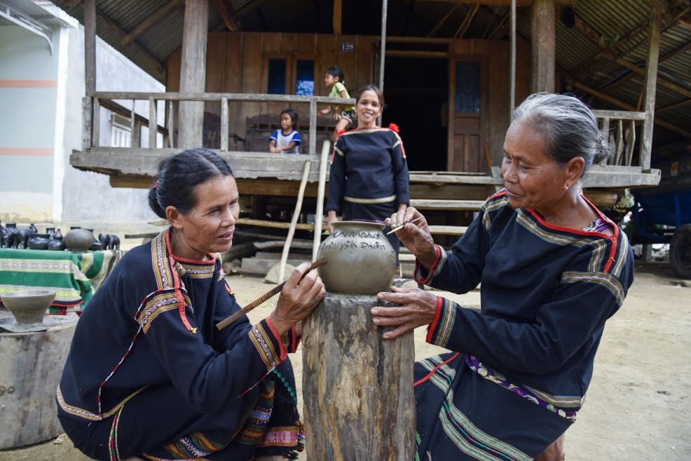 Các nghệ nhân buôn Dơng Bắk tạo hoa văn cho gốm ở làng gốm cổ Yang Tao