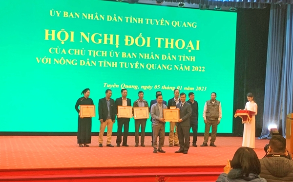 Anh Lương Văn Tuyên nhận bằng khen của tỉnh Tuyên Quang về thành tích vượt khó làm giàu