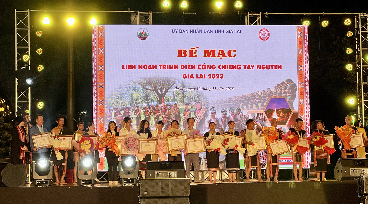 UBND tỉnh Gia Lai trao Bằng khen cho các tập thể, cá nhân có nhiều đóng góp và tham gia tích cực các hoạt động của Tuần Văn hóa - Du lịch Gia Lai năm 2023, trong đó có Festival cồng chiêng 