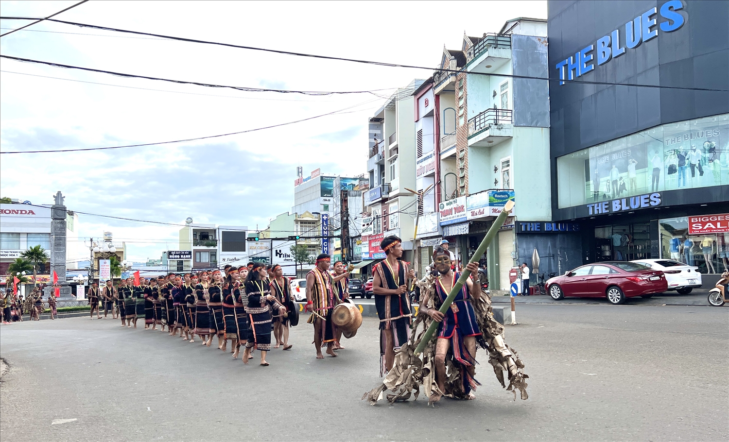 Các nghệ nhân Gia Rai đoàn Đức Cơ, tỉnh Gia Lai tham gia trình diễn Lễ hội đường phố tại Tp. Pleiku