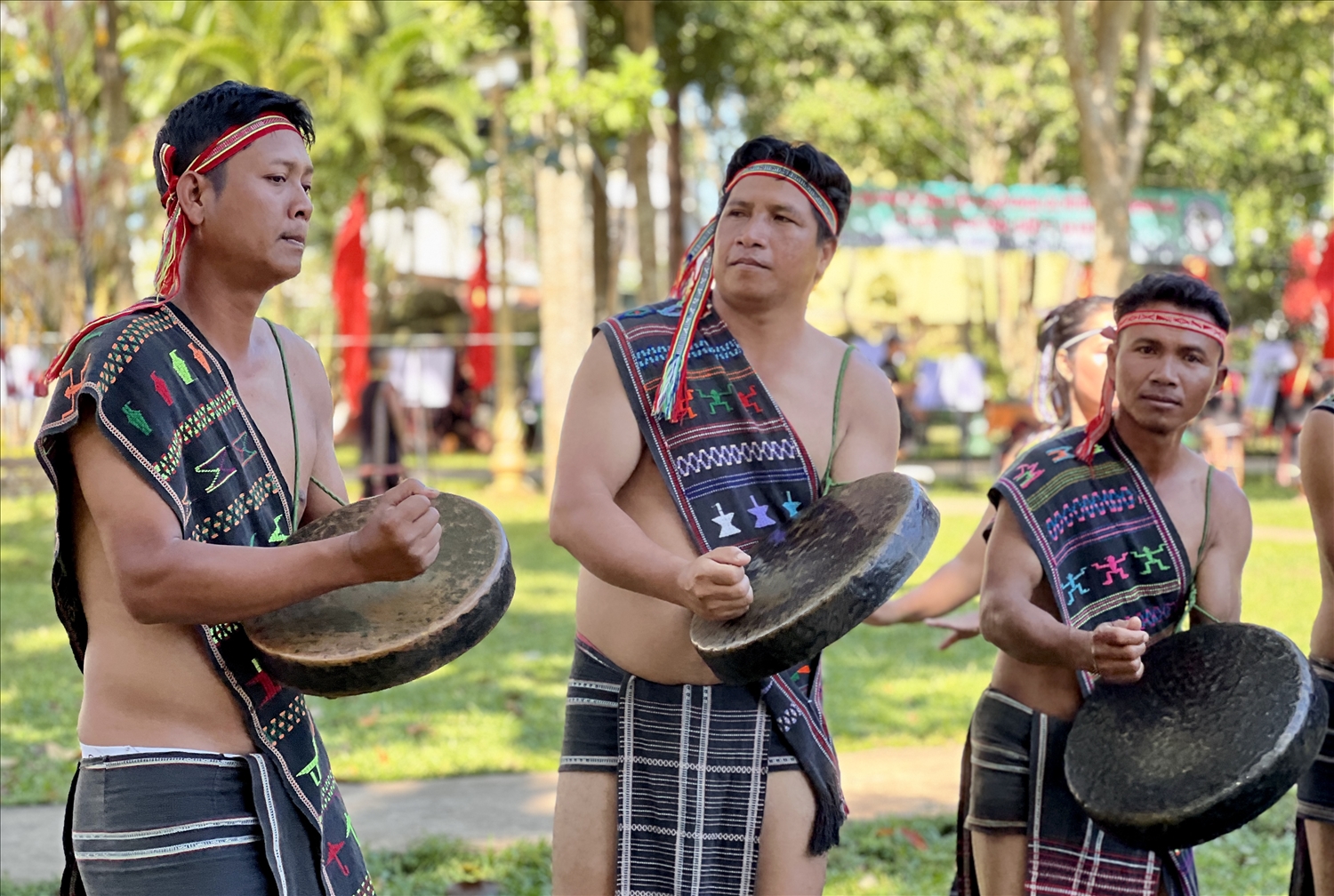 Các nghệ nhân đoàn Lâm Đông say mê trình diễn cồng chiêng tại lễ hội