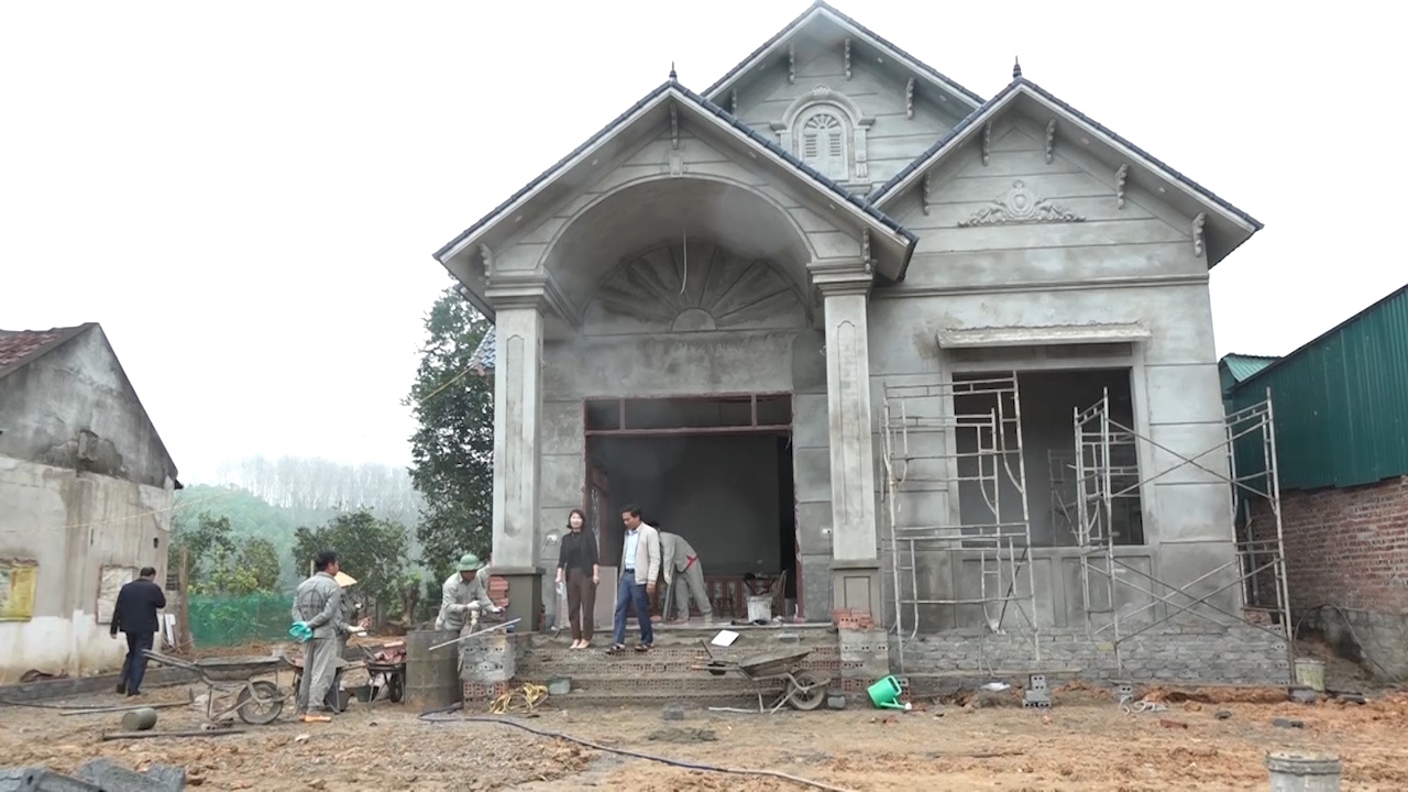 Nhiều hộ gia đình có người thân đi xuất khẩu lao động tại xã Cát Vân huyện Như Xuân đã có tiền sửa sang, xây mới nhà ở