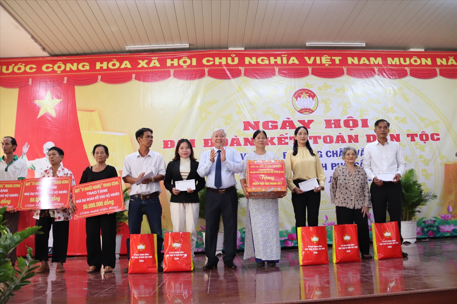 Chủ tịch Đỗ Văn Chiến trao nhà Đại Đoàn kết và các phần quà cho hộ gia đình chính sách tiêu biểu, hộ gia đình khó khăn trên địa bàn phường Châu Văn Liêm