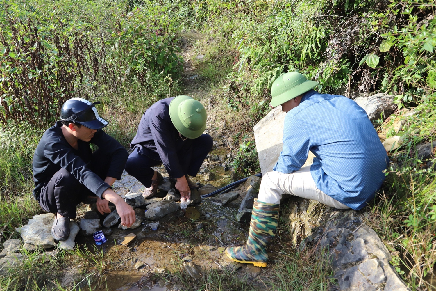 Để đến được nguồn nước, các thầy phải đi đoạn đường hơn 10km, đi qua địa phận xã bạn Xín Cái và dọc tuyến biên giới 