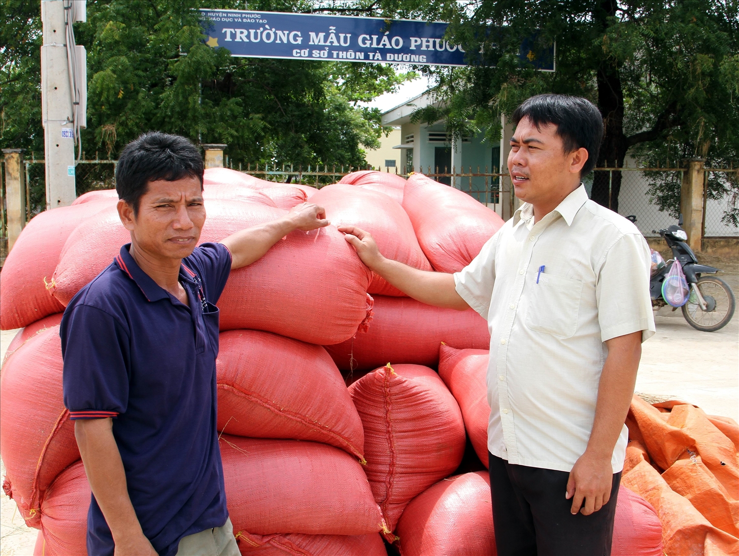 Ông Ja Ghe Hoàng Thọ (bên phải) Người có uy tín thôn Tà Dương (xã Phước Thái) vận động nông dân áp dụng hiệu quả mô hình “1 phải, 5 giảm” nâng cao năng suất, tăng thu nhập từ cây lúa. 