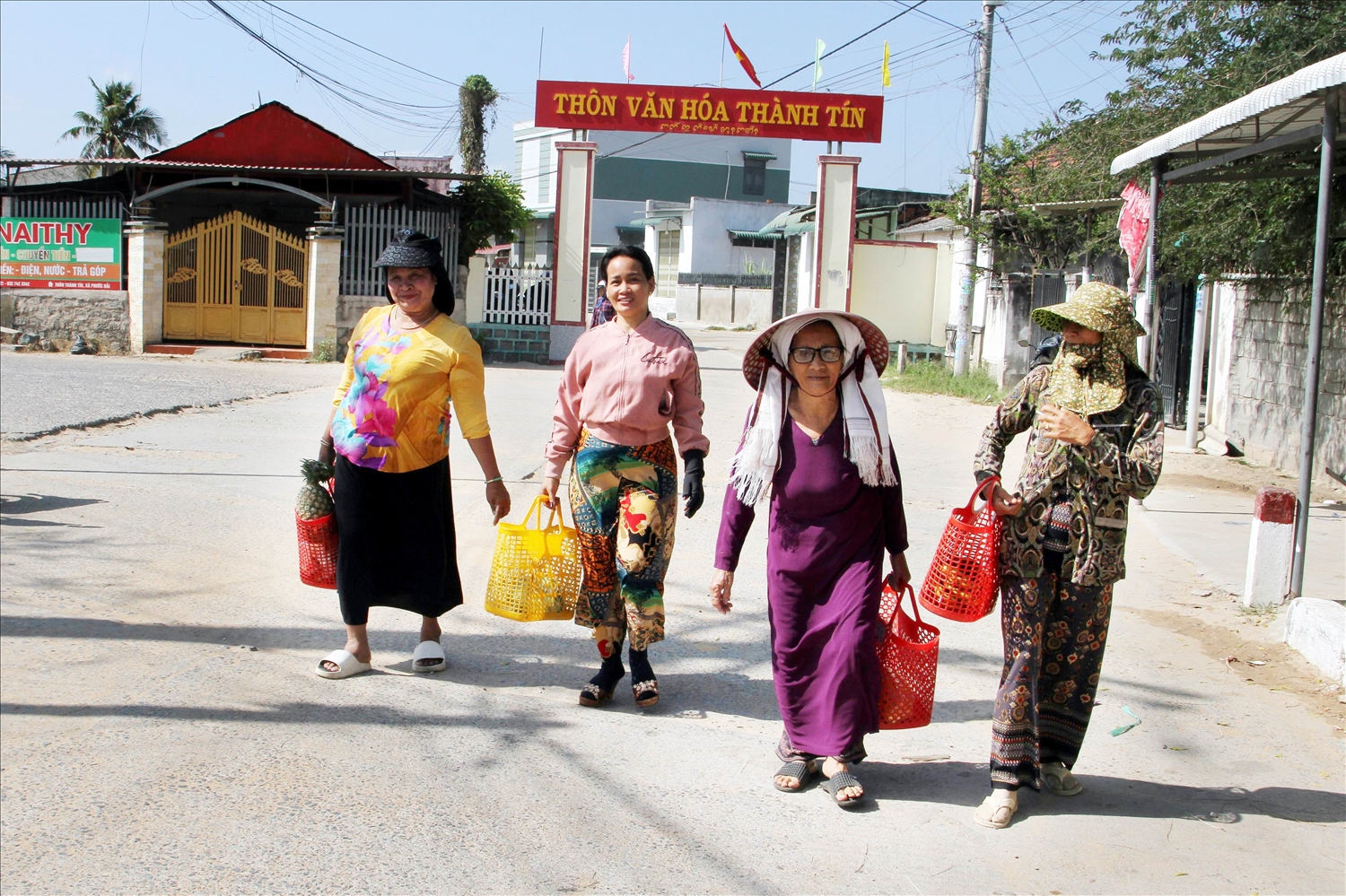 Được Người có uy tín Châu Văn Bính tuyên truyền, vận động, chị em phụ nữ thôn Thành Tín xách giỏ đi chợ, hạn chế sử dụng bao nylon ô nhiễm môi trường. 