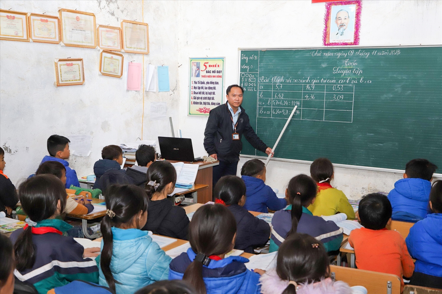 Thầy giáo Nguyễn Đình Nam say mê giảng dạy trong lớp học