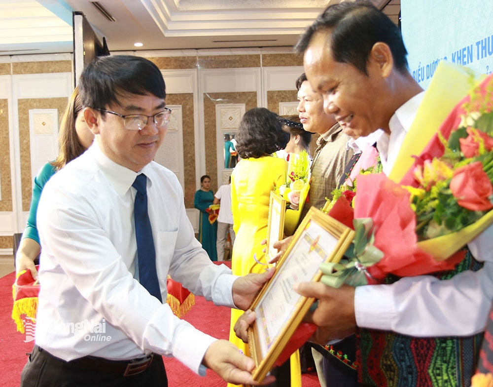 Ông Nguyễn Văn Khang trao tặng Giấy khen cho các gia đình tại Hội nghị biểu dương, khen thưởng gia đình DTTS tiêu biểu tỉnh Đồng Nai năm 2023 (Ảnh: Báo Đồng Nai).