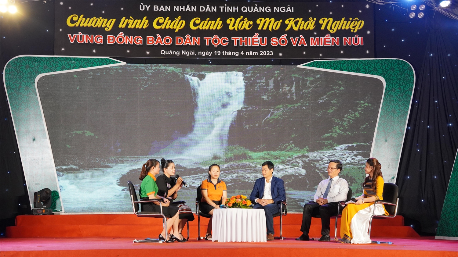 Giao lưu, chia sẻ những kinh nghiệm về quá trình khởi nghiệp trong Chương trình “Chắp cánh ước mơ khởi nghiệp ở vùng đồng bào DTTS và miền núi” diễn ra tối ngày 19/4/2023 tại Quảng Ngãi.
