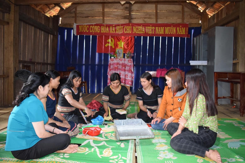 Phụ nữ ở xã Măng Cành, huyện Kon Plông, tỉnh Kon Tum tiếp cận vay vốn ngân hàng để phát triển sản xuất. 
