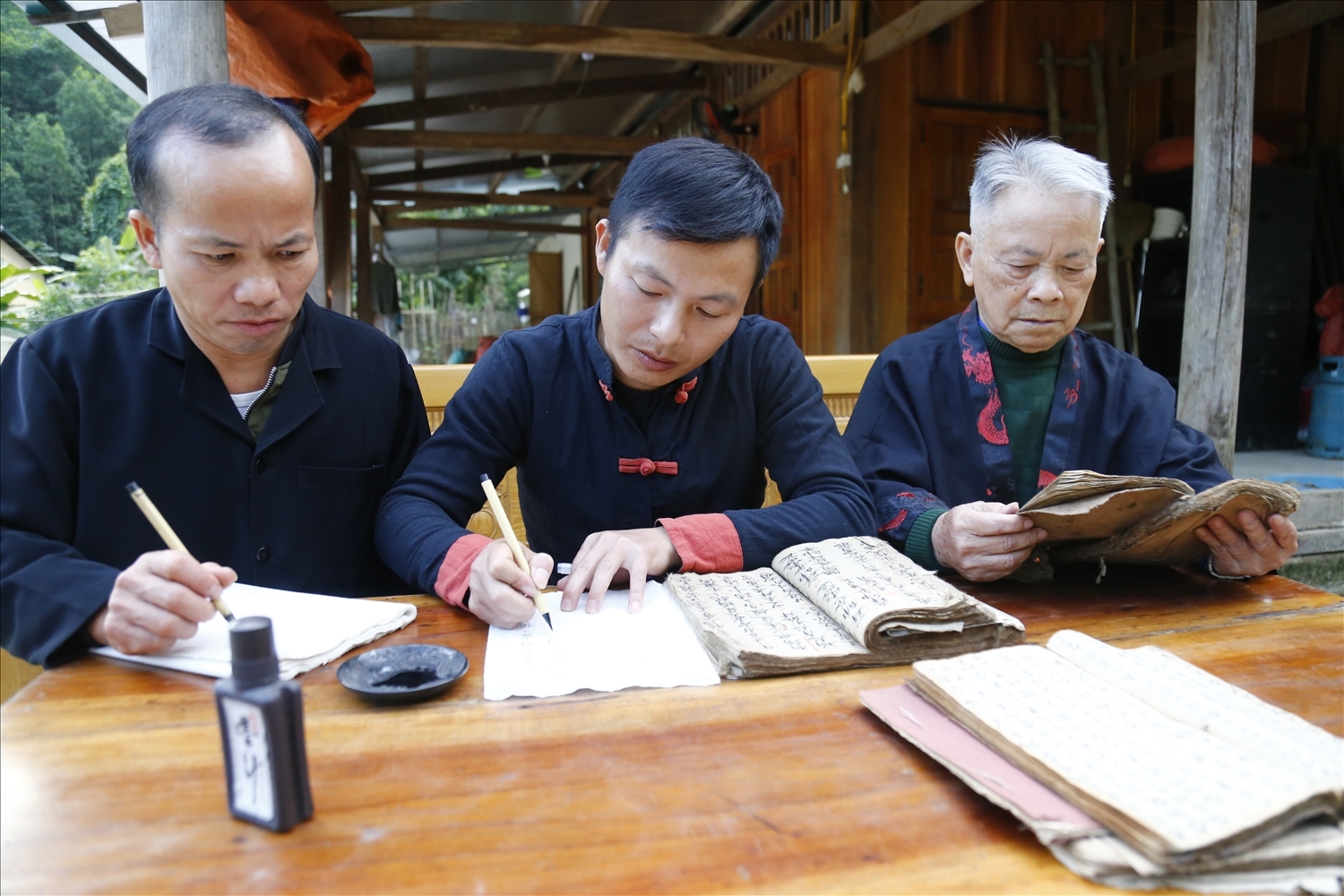 Ông Bàn Văn Tiến (ngoài cùng bên phải) dạy chữ Nôm Dao cho các học trò.
