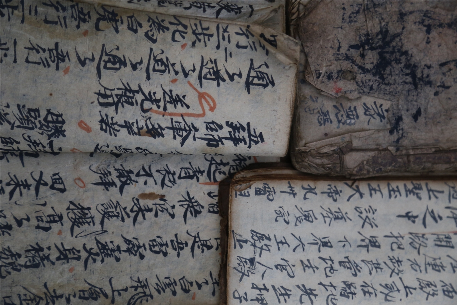 Sách cổ viết bằng chữ Nôm Dao của ông Bàn Văn Tiến.