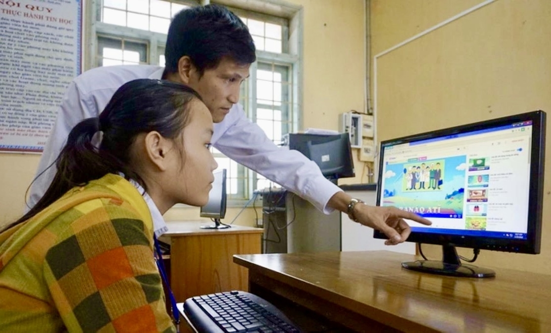 Thầy Nguyễn Bảo- Giáo viên Trường THPT Dân tộc nội trú tỉnh Quảng Trị hướng dẫn học sinh học tiếng Bru- Vân Kiều qua các Video