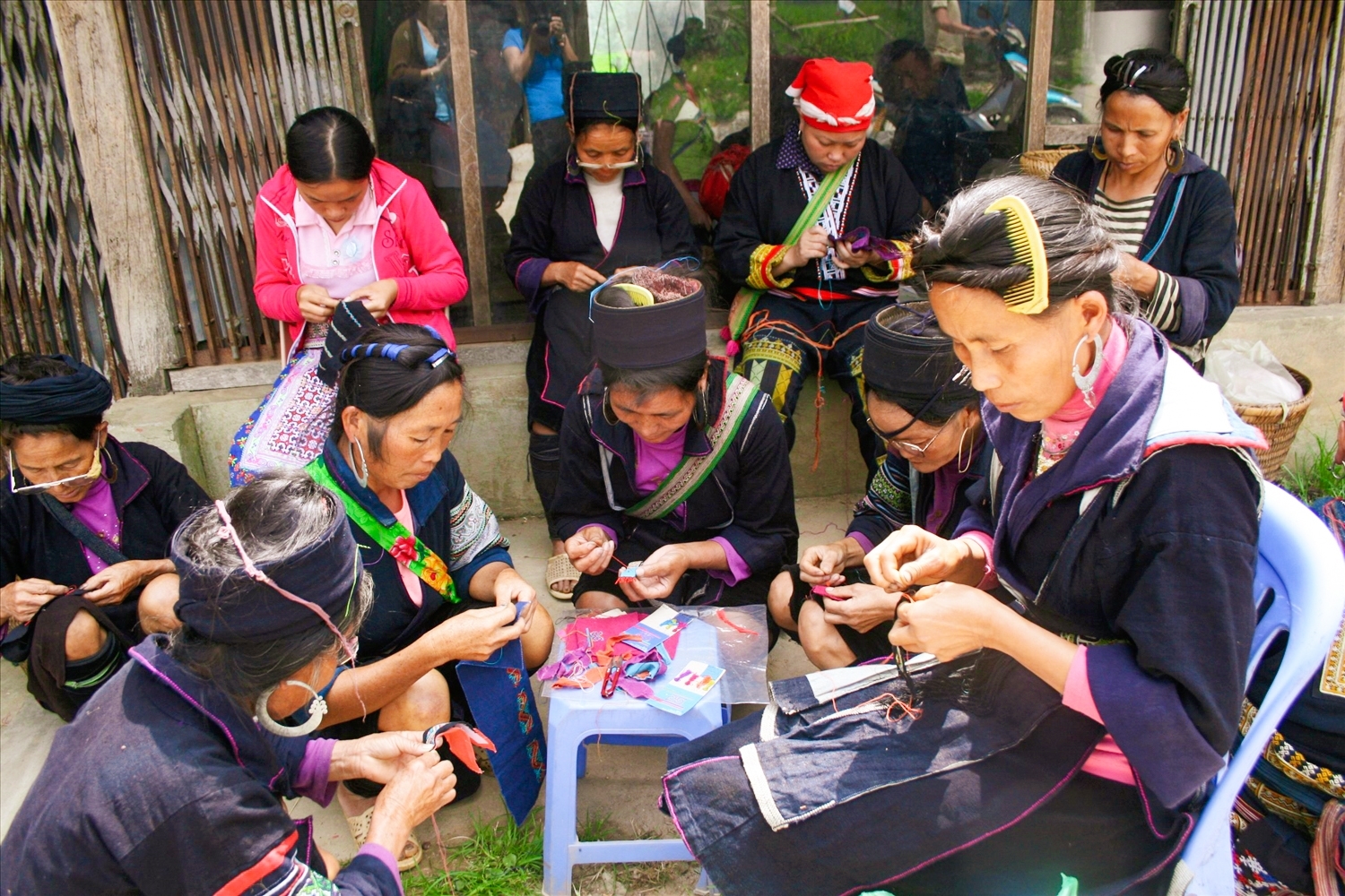 Nghệ thuật thêu trang phục tỉ mỉ đã khiến cho những bộ trang phục của người Mông đen ở Tả Phìn, Sa Pa, Lào Cai mang một vẻ đẹp độc đáo và đầy tinh tế (Ảnh: Craft Link)
