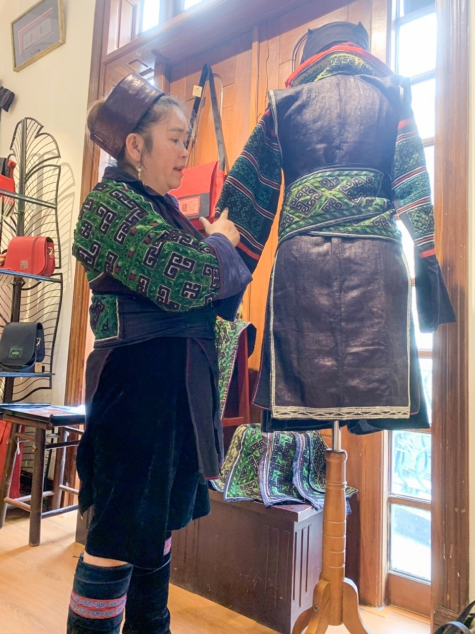 Nghệ nhân Thào Thị Sung giới thiệu về kỹ thuật thêu độc đáo trên bộ trang phục truyền thống của dân tộc