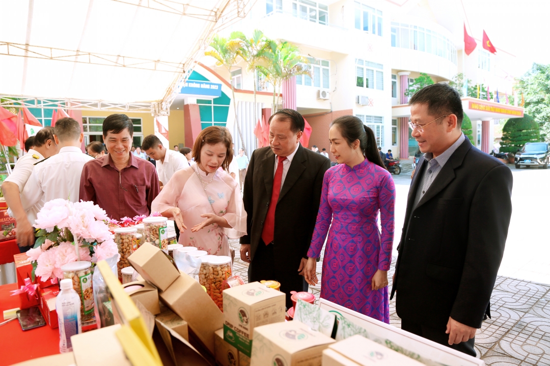 Đại biểu tham quan các gian hàng trưng bày sản phẩm nông nghiệp đặc trưng của địa phương.