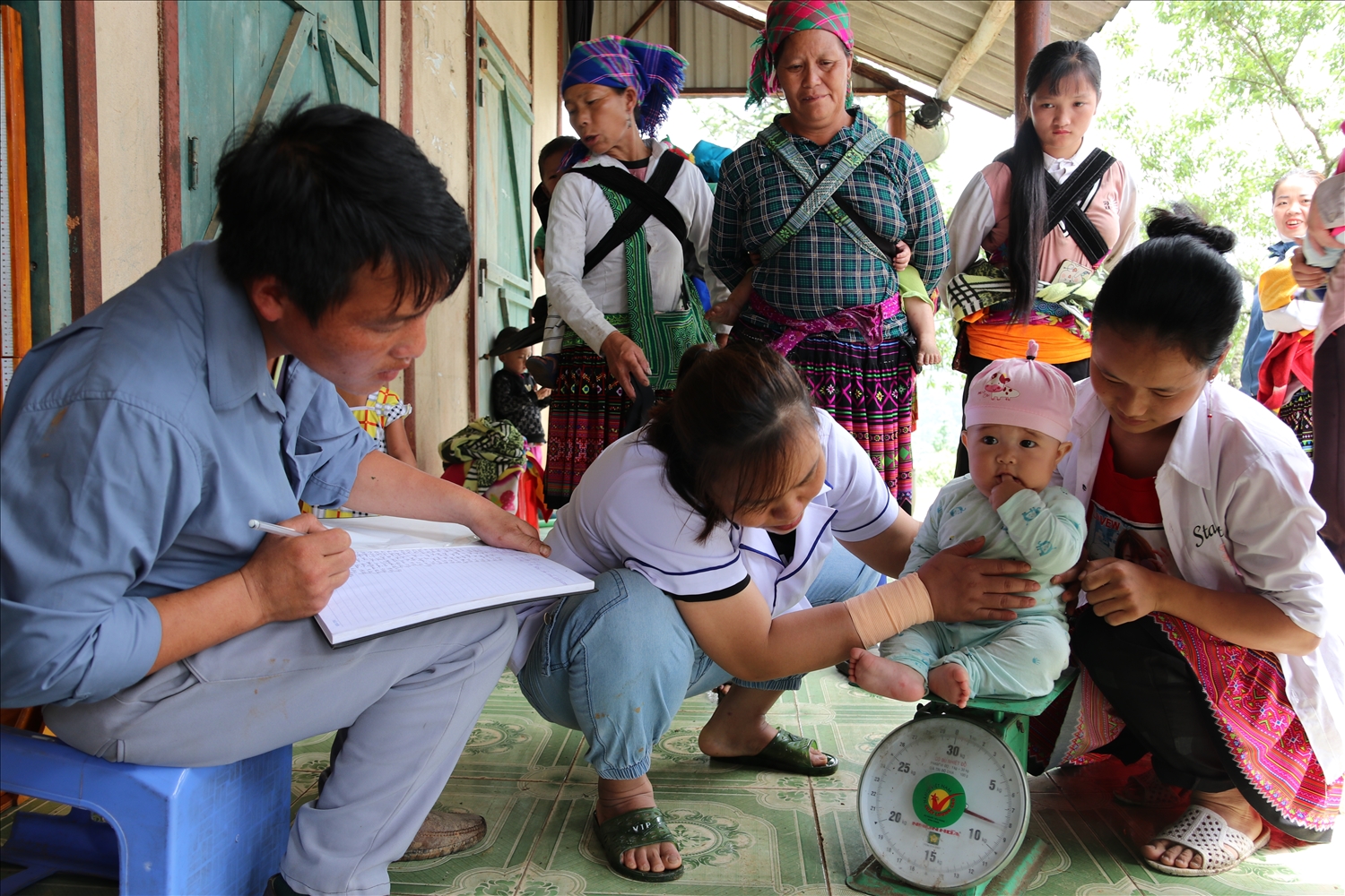 Cán bộ y tế huyện Bắc Hà tuyên truyền cho người dân tại xã nghèo Hoàng Thu Phố