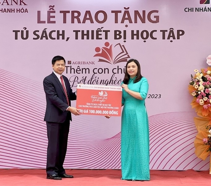 Agribank Nam Thanh Hóa trao tặng tủ sách và thiết bị trường học cho Trường Phổ thông Dân tộc nội trú THCS Thường 