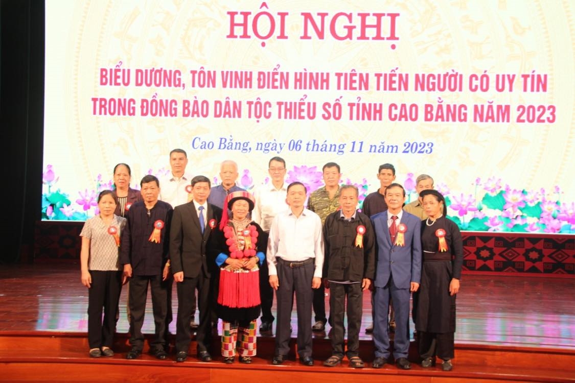 Năm 2023, Ủy ban nhân dân tỉnh Cao Bằng long trọng tổ chức biểu dương, tôn vinh điển hình tiên tiến cho 150 đại biểu là Người có uy tín trong đồng bào DTTS