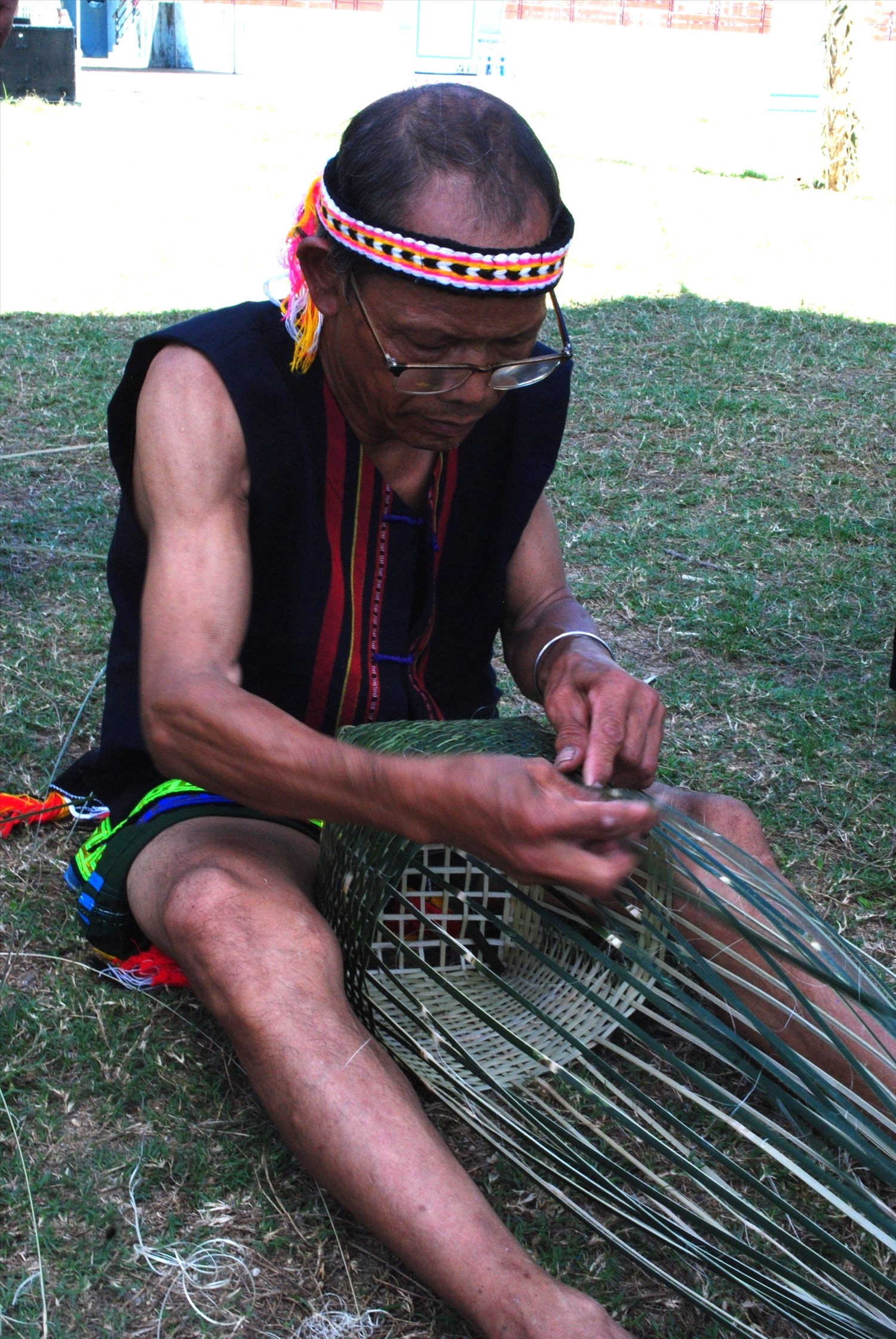 Ông Chờ Rum Nhiếr là nghệ nhân đan lát giỏi trong thôn Đắc Tà Vâng.
