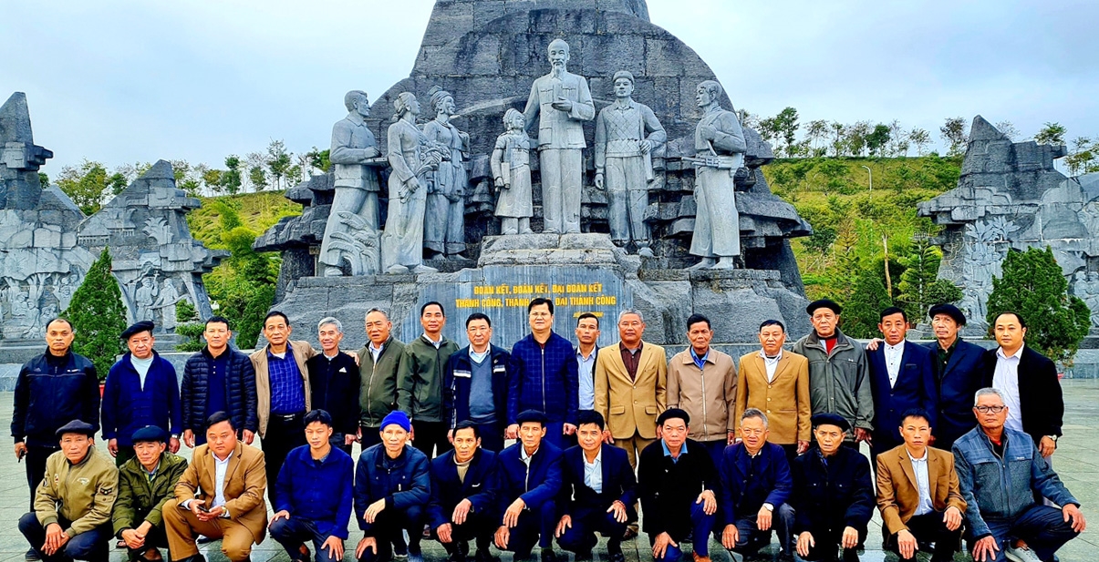 Ông Nguyễn Đức Thuận, Phó Trưởng Ban Dân tộc tỉnh Lai Châu (đeo kính, đứng giữa) đưa đoàn NCUT tham gia học tập kinh nghiệm tại thành phố Lai Châu.