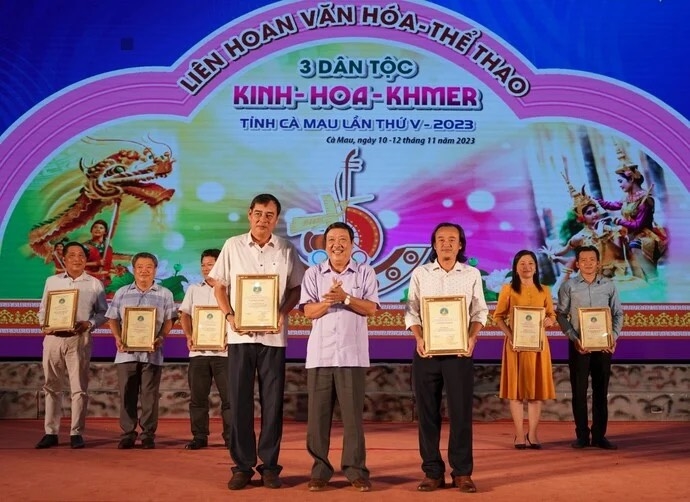 Ông Trần Hiếu Hùng, giám đốc Sở Văn hoá thể thao và du lịch tỉnh cà Mau trao chứng nhận cho các cá nhân đạt giải cao tại hội thi 