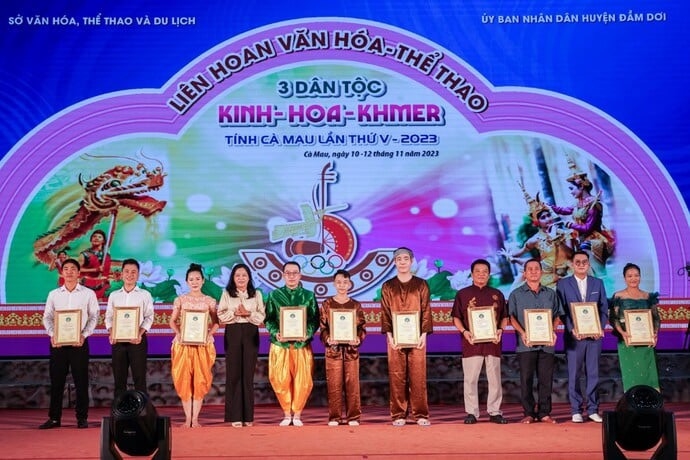 Bà Quách Kiều Mai, Phó trưởng Ban Dân tộc tỉnh trao chứng nhận các đội đạt giả A tại hội thi 