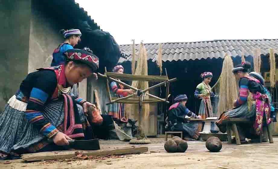 Dệt lanh là nghề truyền thống, mang ý nghĩa tâm linh quan trọng đối với người H'Mong ở Quản Bạ (Ảnh: Mai Vân).