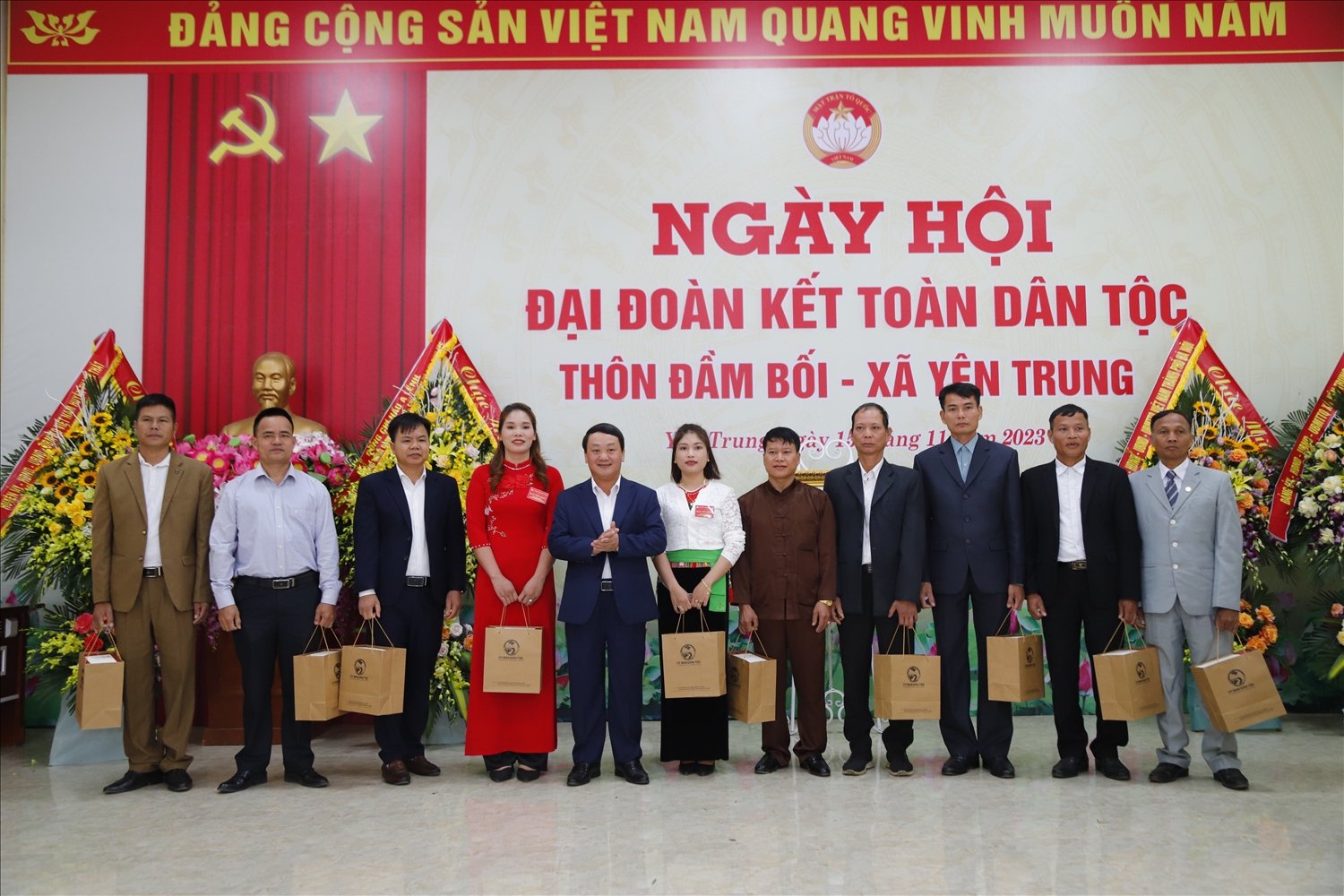Bộ trưởng, Chủ nhiệm UBDT Hầu A Lềnh tặng quà cho 10 hộ gia đình tại xã Yên Trung